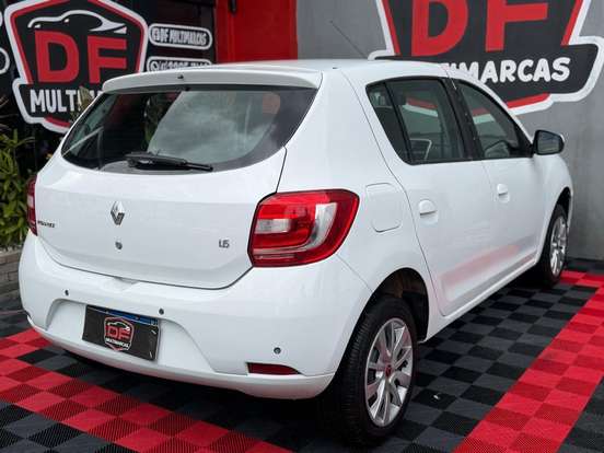 RENAULT-SANDERO-2015