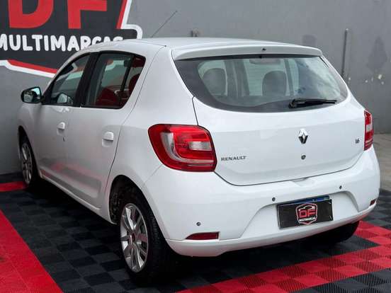 RENAULT-SANDERO-2015