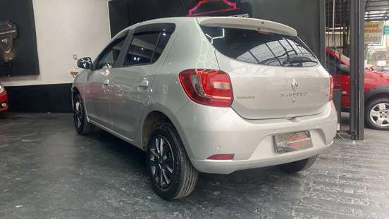 RENAULT-SANDERO-2015