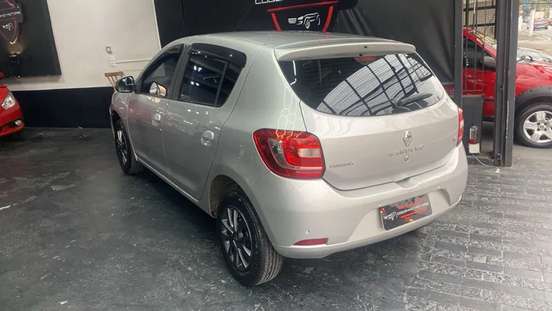 RENAULT-SANDERO-2015