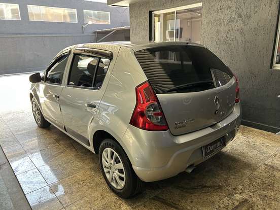 RENAULT-SANDERO-2009