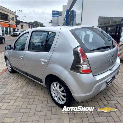 RENAULT-SANDERO-2013