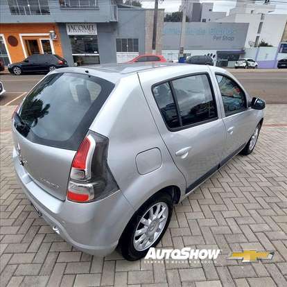 RENAULT-SANDERO-2013