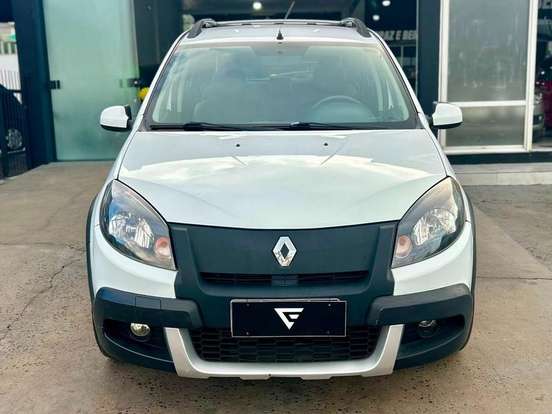 RENAULT-SANDERO-2013