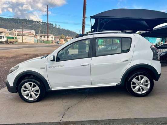RENAULT-SANDERO-2013