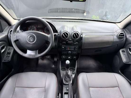 RENAULT-SANDERO-2012