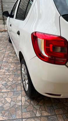RENAULT-SANDERO-2015