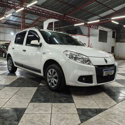 RENAULT-SANDERO-2012