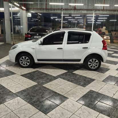 RENAULT-SANDERO-2012