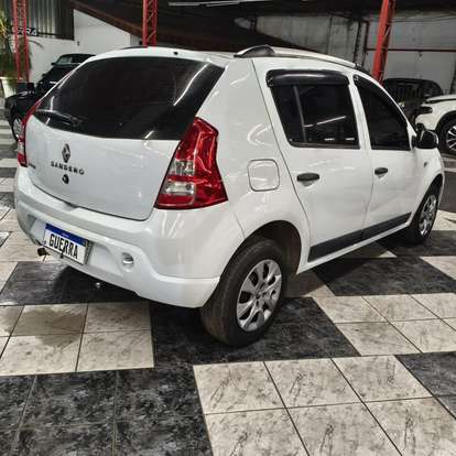 RENAULT-SANDERO-2012