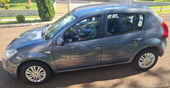 RENAULT-SANDERO-2012