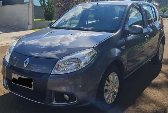 RENAULT-SANDERO-2012