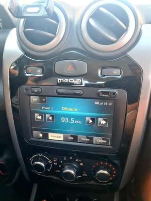 RENAULT-SANDERO-2012