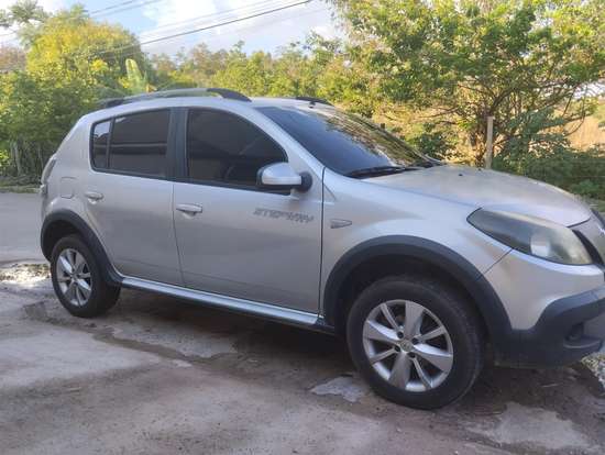 RENAULT-SANDERO-2012