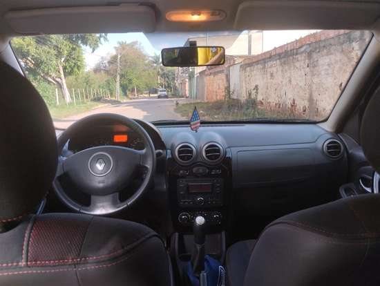 RENAULT-SANDERO-2012