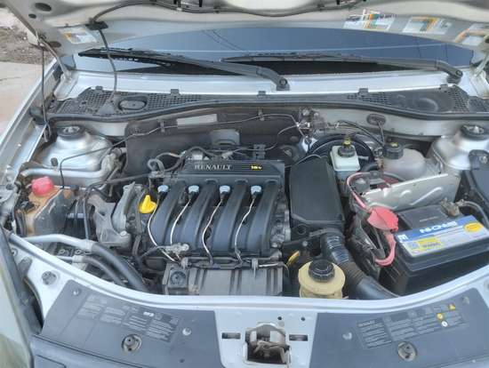 RENAULT-SANDERO-2012