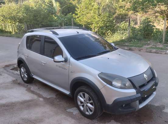 RENAULT-SANDERO-2012