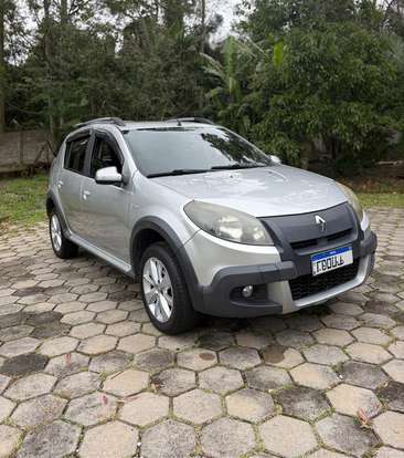 RENAULT-SANDERO-2013