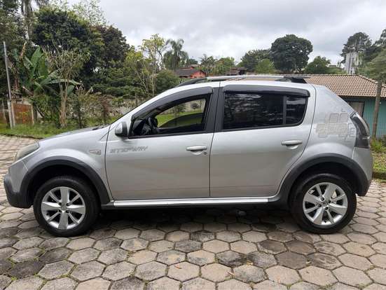 RENAULT-SANDERO-2013