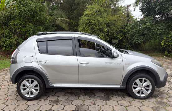 RENAULT-SANDERO-2013