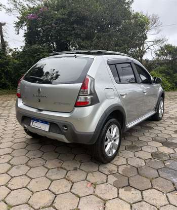 RENAULT-SANDERO-2013