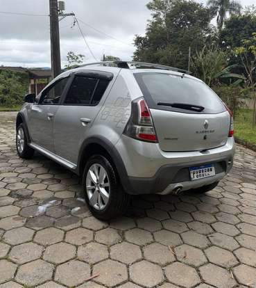 RENAULT-SANDERO-2013