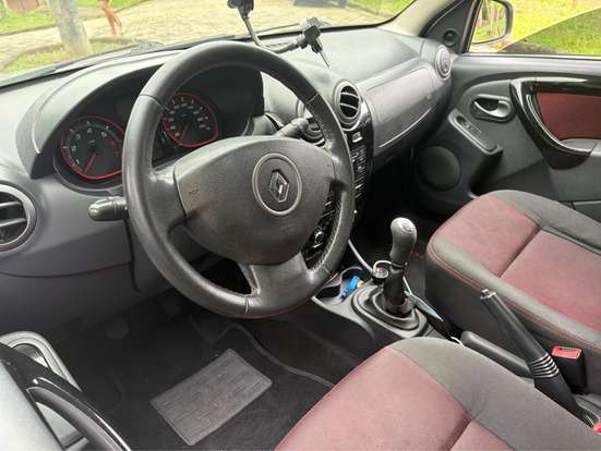RENAULT-SANDERO-2013