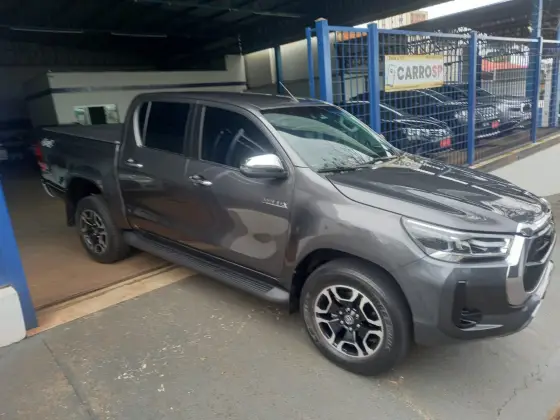 TOYOTA HILUX 2.8 D-4D TURBO DIESEL CD SRX 4X4 AUTOMÁTICO