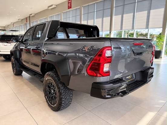TOYOTA-HILUX-2023