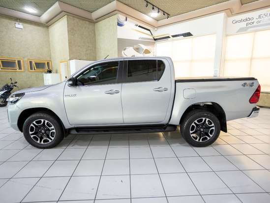 TOYOTA-HILUX-2.8 D-4D TURBO DIESEL CD SR 4X4 AUTOMÁTICO TOYOTA-HILUX-2024
