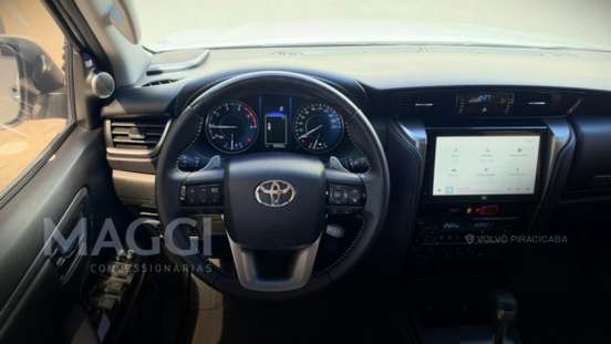 TOYOTA-HILUX-2025