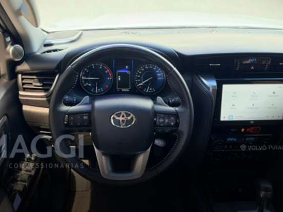 TOYOTA-HILUX-2.8 D-4D TURBO DIESEL CD SRX 4X4 AUTOMÁTICO TOYOTA-HILUX-2025