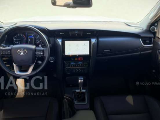 TOYOTA-HILUX-2.8 D-4D TURBO DIESEL CD SRX 4X4 AUTOMÁTICO TOYOTA-HILUX-2025