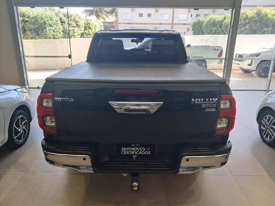 TOYOTA-HILUX-2.8 D-4D TURBO DIESEL CD SRX 4X4 AUTOMÁTICO TOYOTA-HILUX-2023