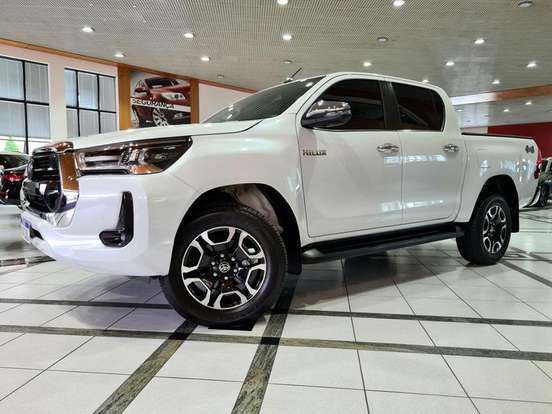 TOYOTA-HILUX-2.8 D-4D TURBO DIESEL CD SRX 4X4 AUTOMÁTICO TOYOTA-HILUX-2024