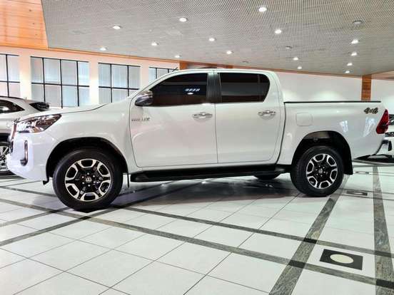 TOYOTA-HILUX-2.8 D-4D TURBO DIESEL CD SRX 4X4 AUTOMÁTICO TOYOTA-HILUX-2024