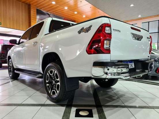 TOYOTA-HILUX-2.8 D-4D TURBO DIESEL CD SRX 4X4 AUTOMÁTICO TOYOTA-HILUX-2024