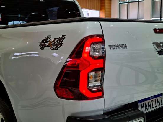 TOYOTA-HILUX-2.8 D-4D TURBO DIESEL CD SRX 4X4 AUTOMÁTICO TOYOTA-HILUX-2024