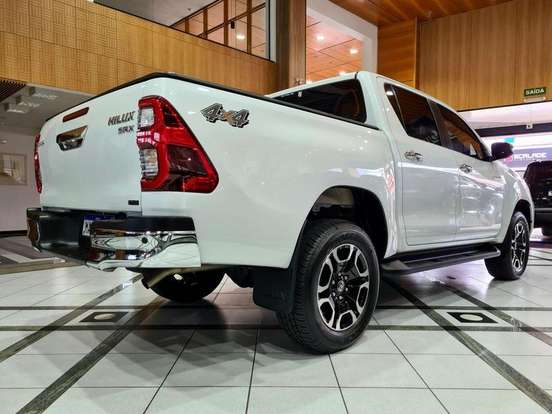 TOYOTA-HILUX-2.8 D-4D TURBO DIESEL CD SRX 4X4 AUTOMÁTICO TOYOTA-HILUX-2024