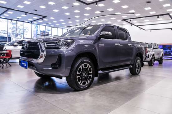 TOYOTA-HILUX-2.8 D-4D TURBO DIESEL CD SRX 4X4 AUTOMÁTICO TOYOTA-HILUX-2025