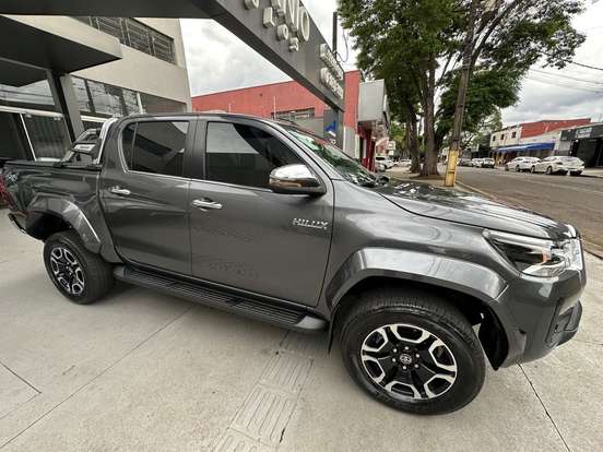 TOYOTA-HILUX-2.8 D-4D TURBO DIESEL CD SRX PLUS 4X4 AUTOMÁTICO TOYOTA-HILUX-2024