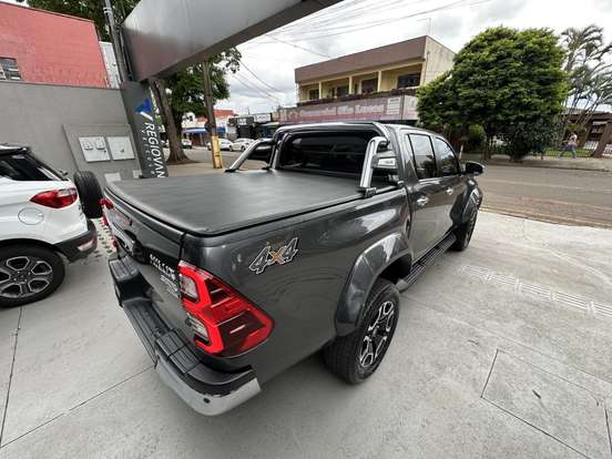 TOYOTA-HILUX-2.8 D-4D TURBO DIESEL CD SRX PLUS 4X4 AUTOMÁTICO TOYOTA-HILUX-2024