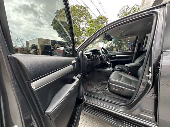 TOYOTA-HILUX-2.8 D-4D TURBO DIESEL CD SRX PLUS 4X4 AUTOMÁTICO TOYOTA-HILUX-2024