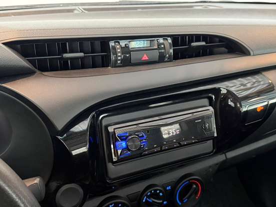 TOYOTA-HILUX-2023