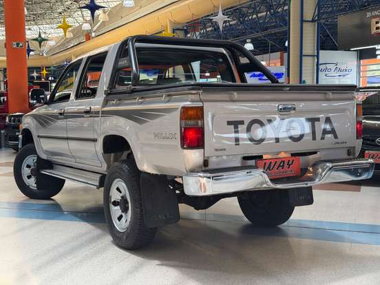 TOYOTA-HILUX-2000