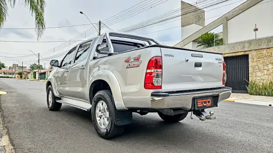 TOYOTA-HILUX-2011