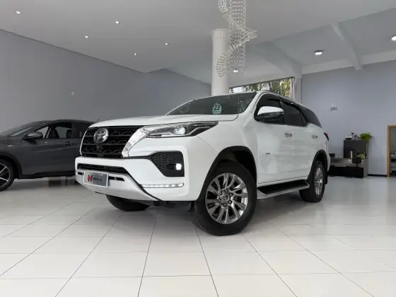 TOYOTA HILUX SW4 2.8 D-4D TURBO DIESEL SRX 4X4 AUTOMÁTICO