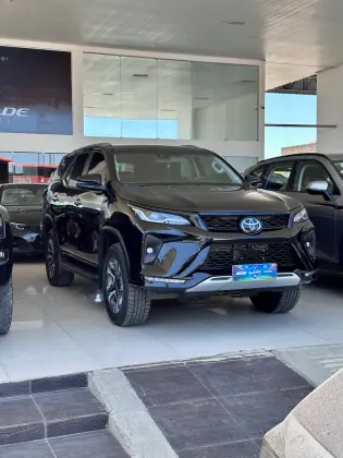TOYOTA HILUX SW4 2.8 D-4D TURBO DIESEL SRX PLATINUM 7L 4X4 AUTOMÁTICO