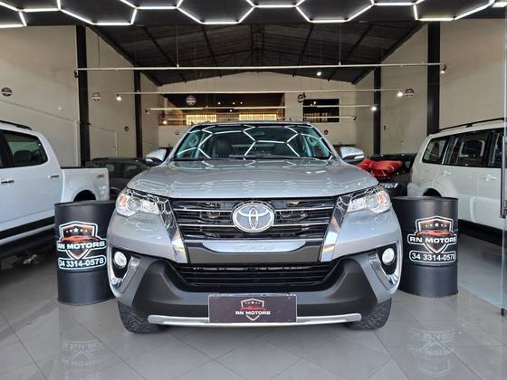 TOYOTA HILUX SW4 2.7 SR 7 LUGARES 4X2 16V FLEX 4P AUTOMÁTICO