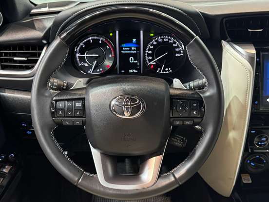 TOYOTA-HILUX SW4-2025